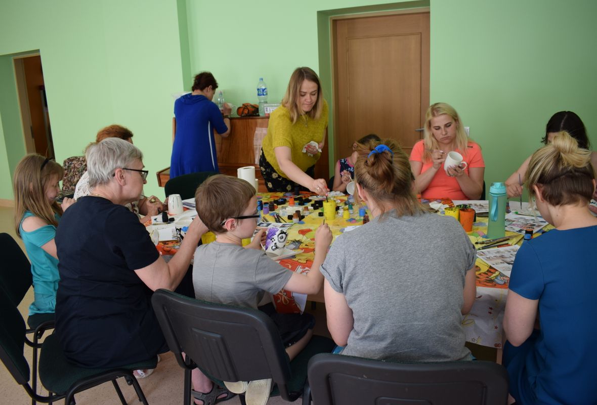2019 06 05 Viršglazūrinis piešimas ant arbatos puodelių