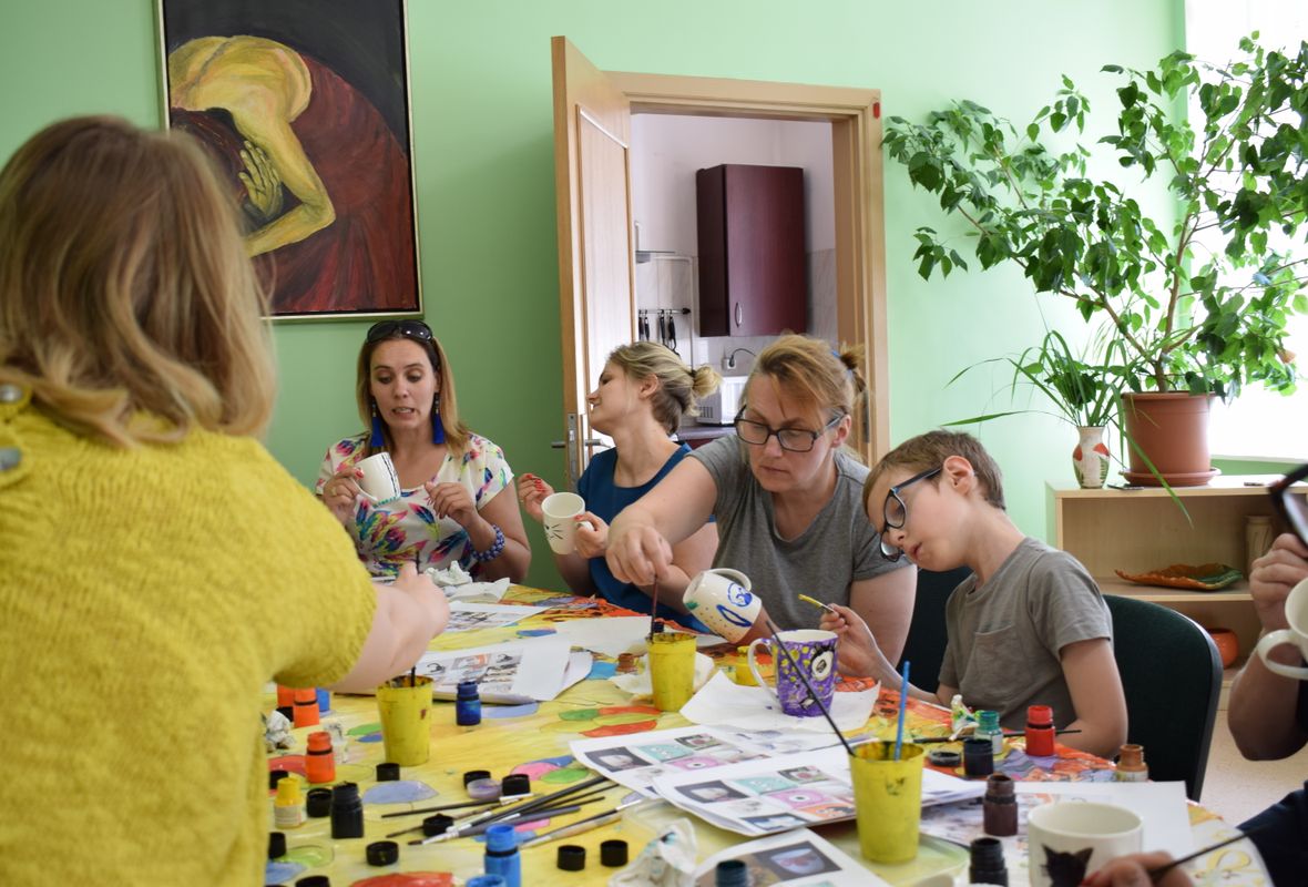 2019 06 05 Viršglazūrinis piešimas ant arbatos puodelių