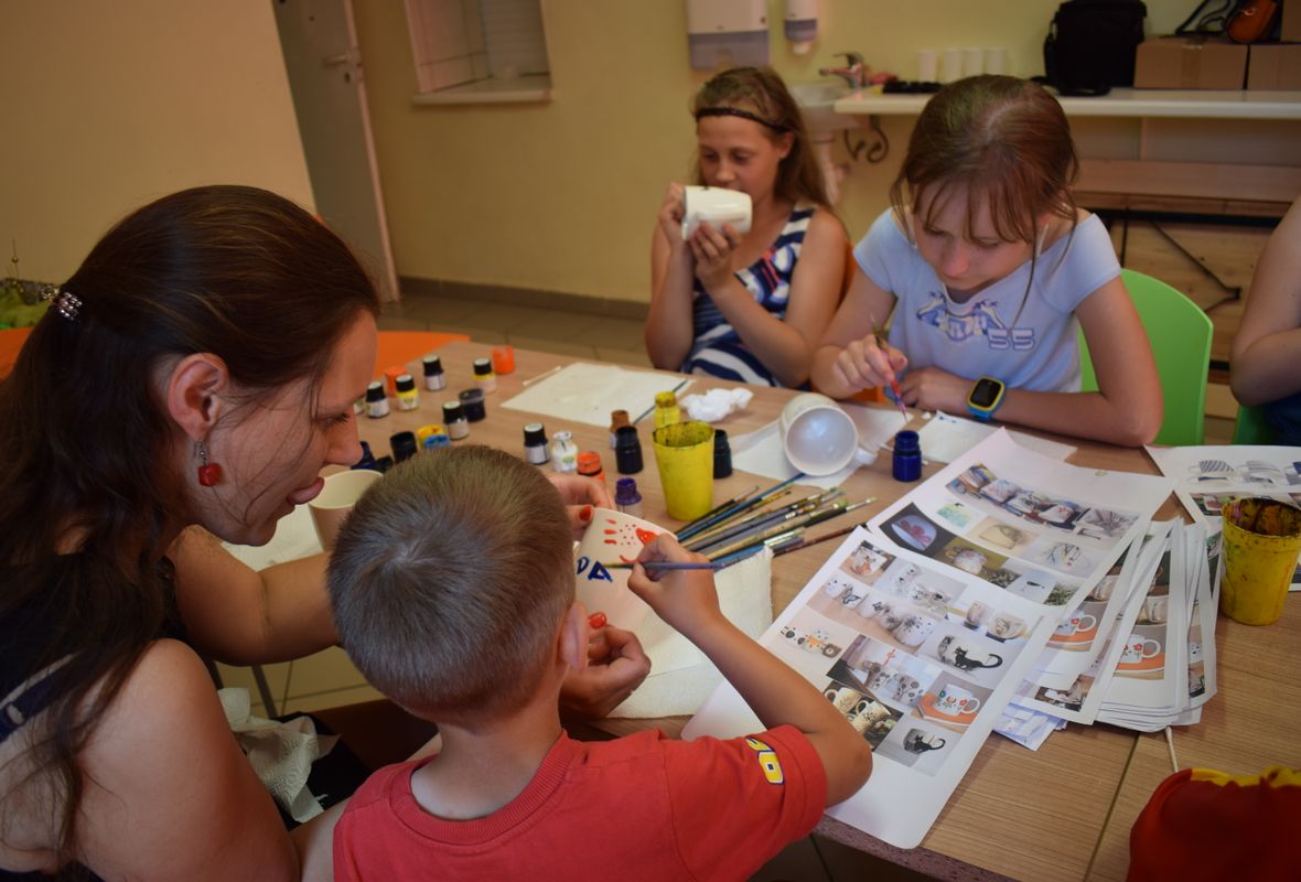 2019 06 09 Viršglazūrinis piešimas ant arbatos puodelių