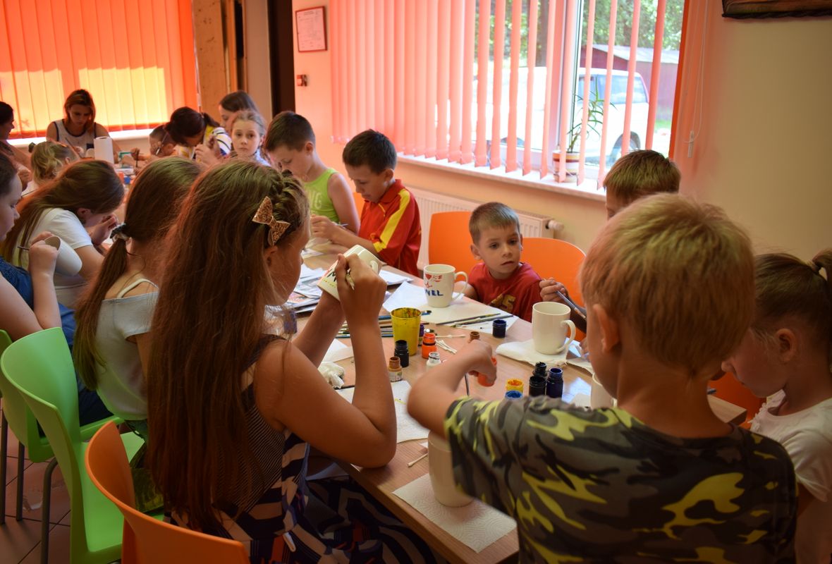 2019 06 09 Viršglazūrinis piešimas ant arbatos puodelių