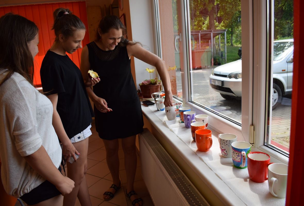 2019 06 09 Viršglazūrinis piešimas ant arbatos puodelių