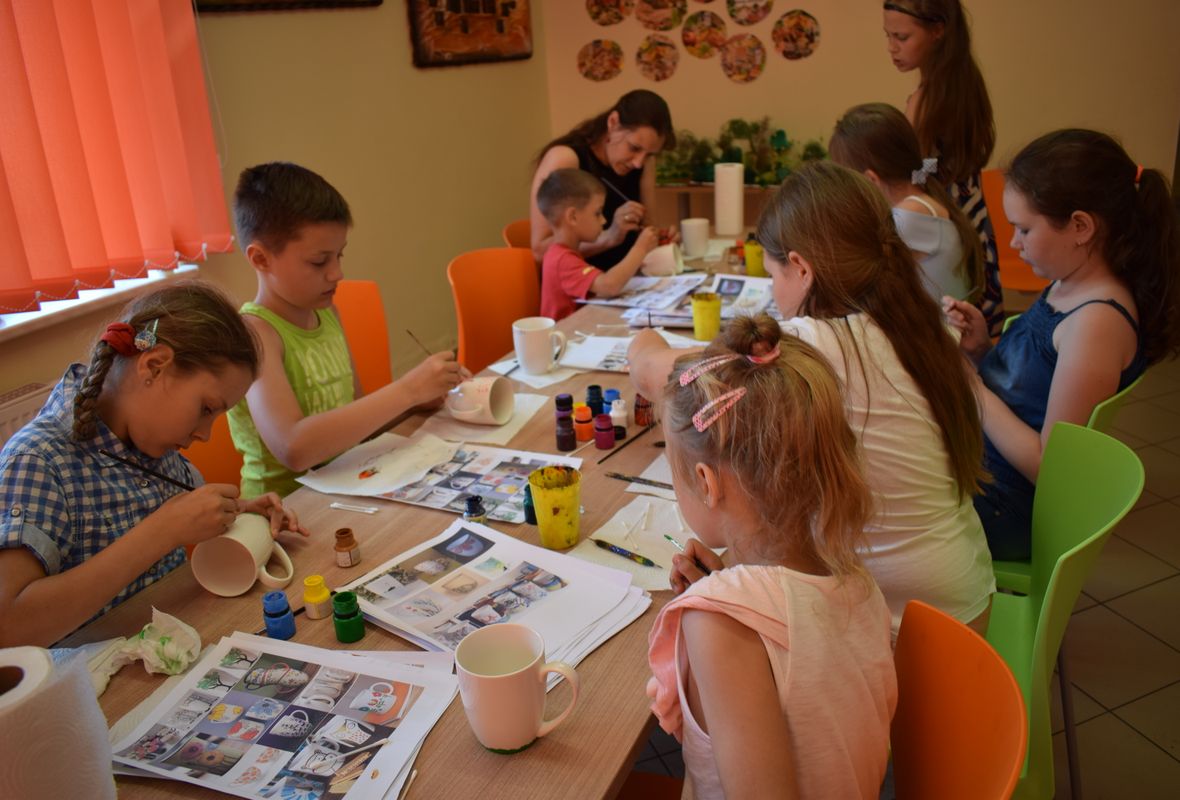 2019 06 09 Viršglazūrinis piešimas ant arbatos puodelių