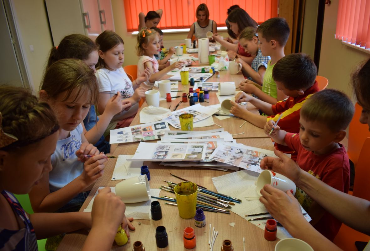 2019 06 09 Viršglazūrinis piešimas ant arbatos puodelių