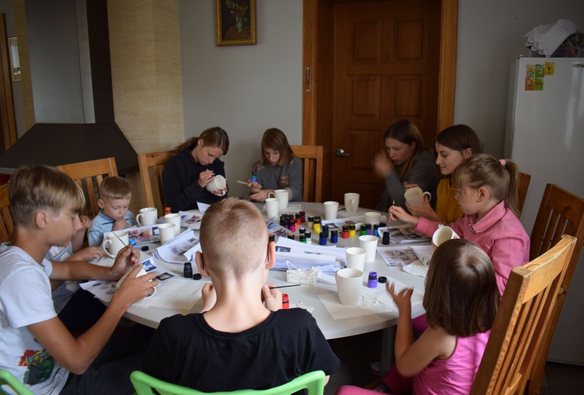 2019 07 04 Viršglazūrinis piešimas ant arbatos puodelių 