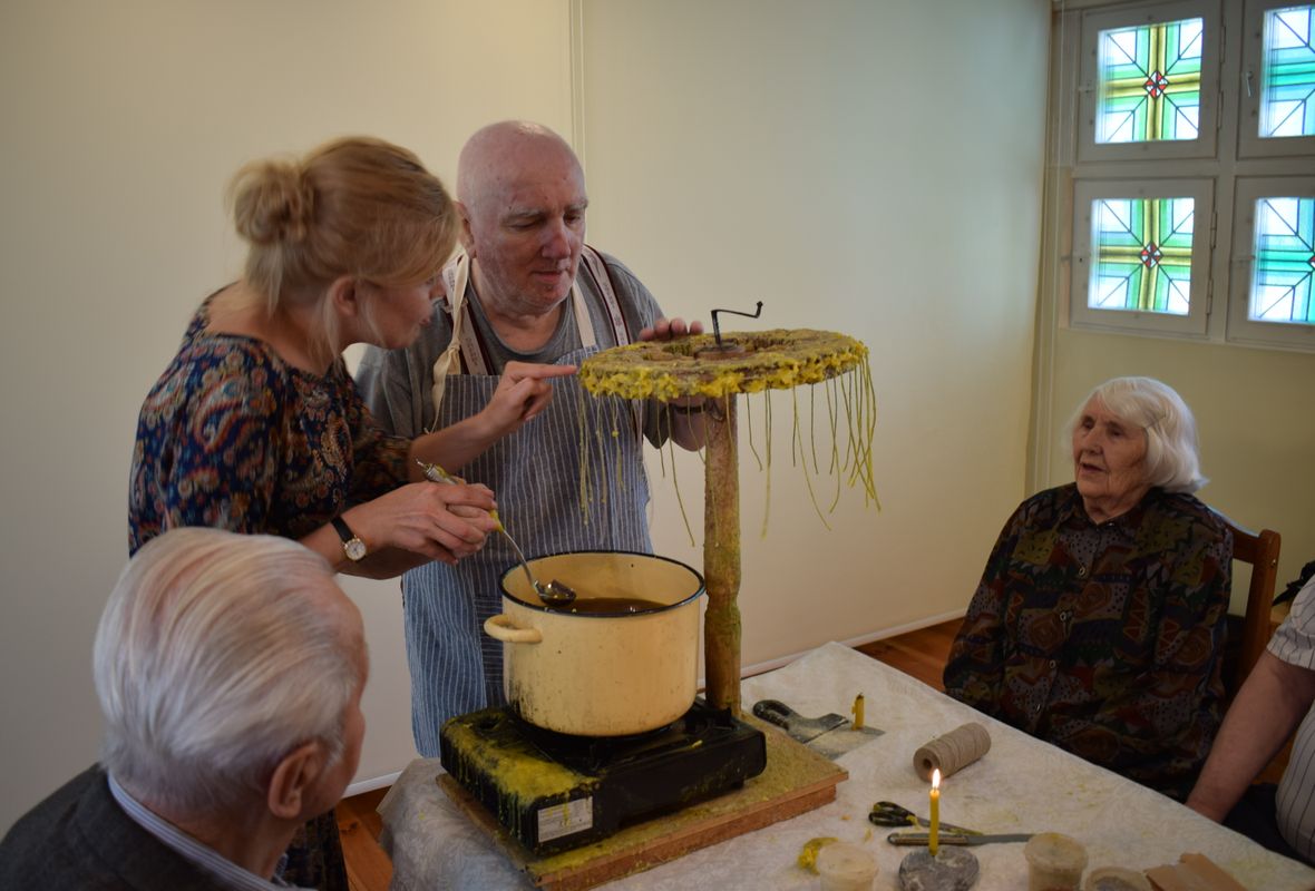 2019 07 12 Žvakių iš natūralaus bičių vaško liejimo ratas 