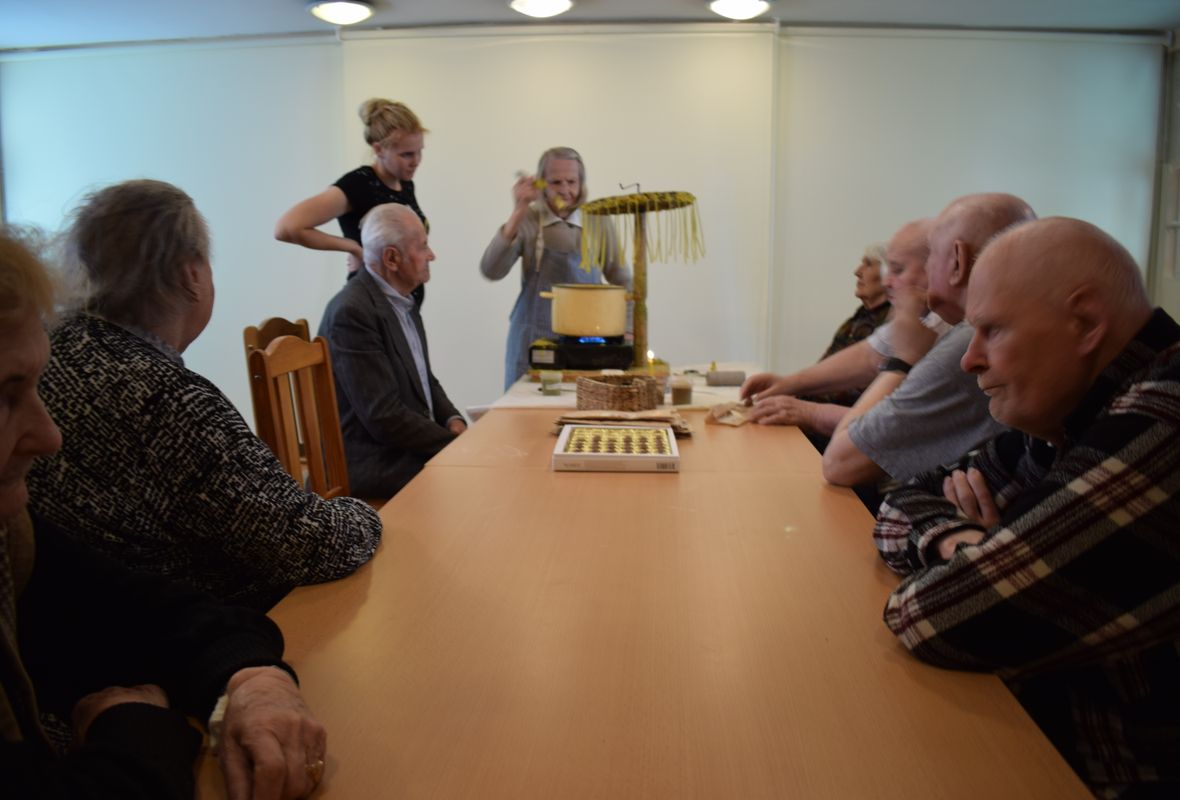 2019 07 12 Žvakių iš natūralaus bičių vaško liejimo ratas 
