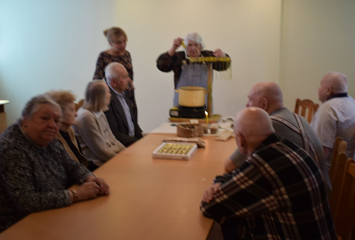 2019 07 12 Žvakių iš natūralaus bičių vaško liejimo ratas 