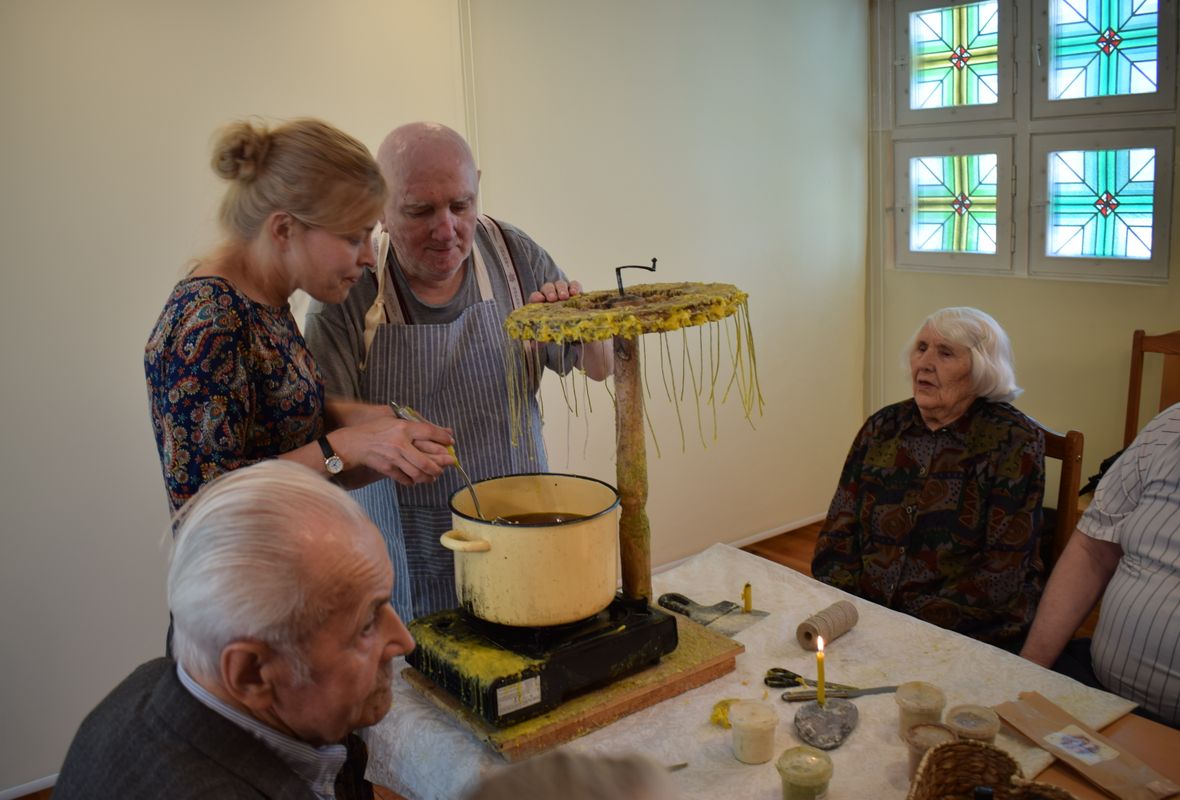 2019 07 12 Žvakių iš natūralaus bičių vaško liejimo ratas 