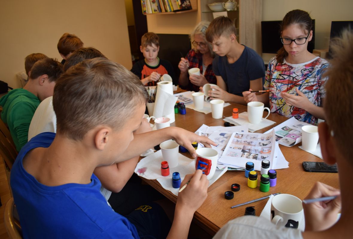 2019 07 17 Viršglazūrinis piešimas ant arbatos puodelių 