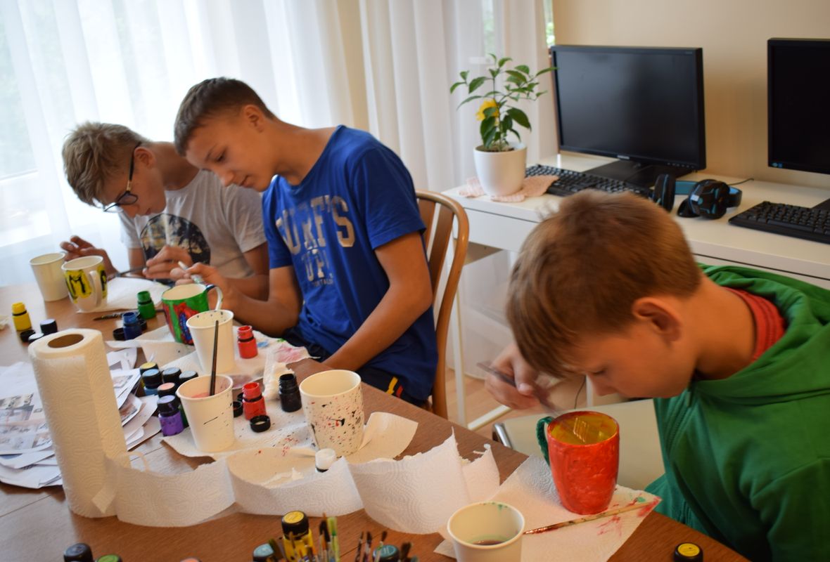 2019 07 17 Viršglazūrinis piešimas ant arbatos puodelių 