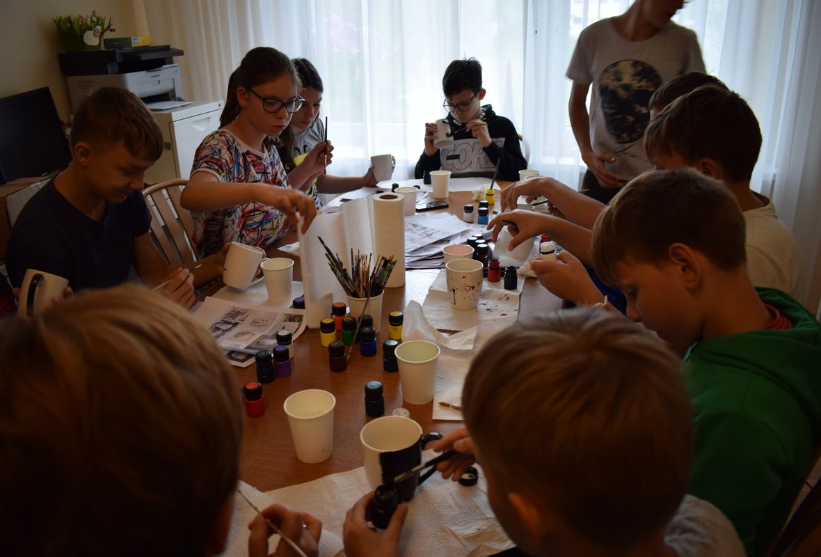 2019 07 17 Viršglazūrinis piešimas ant arbatos puodelių 