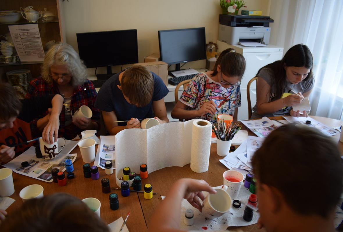 2019 07 17 Viršglazūrinis piešimas ant arbatos puodelių 