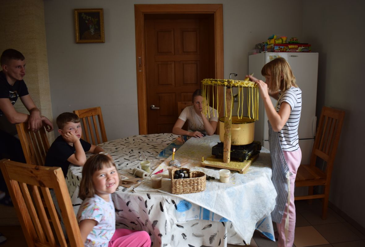 2019 07 23 Žvakių iš natūralaus bičių vaško liejimo ratas 