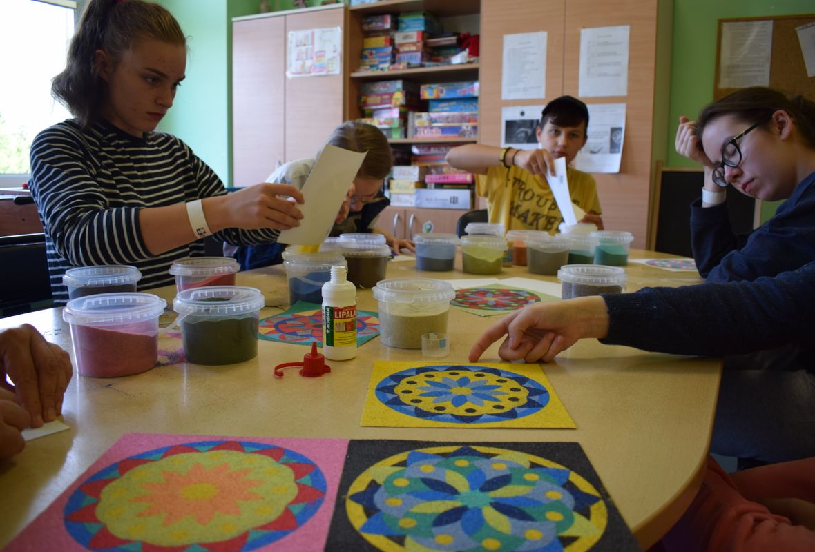 2019 07 30 spalvoto smėlio mandala