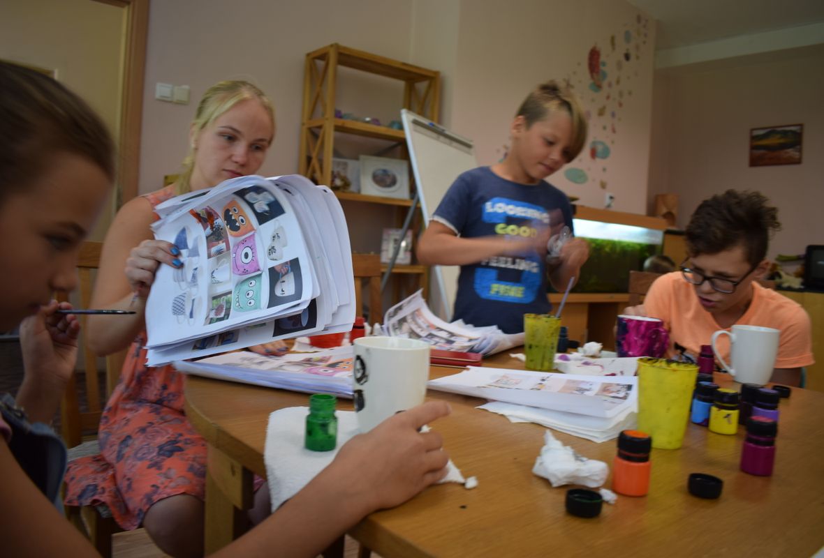 2019 08 20 Viršglazūrinis piešimas ant arbatos puodelių
