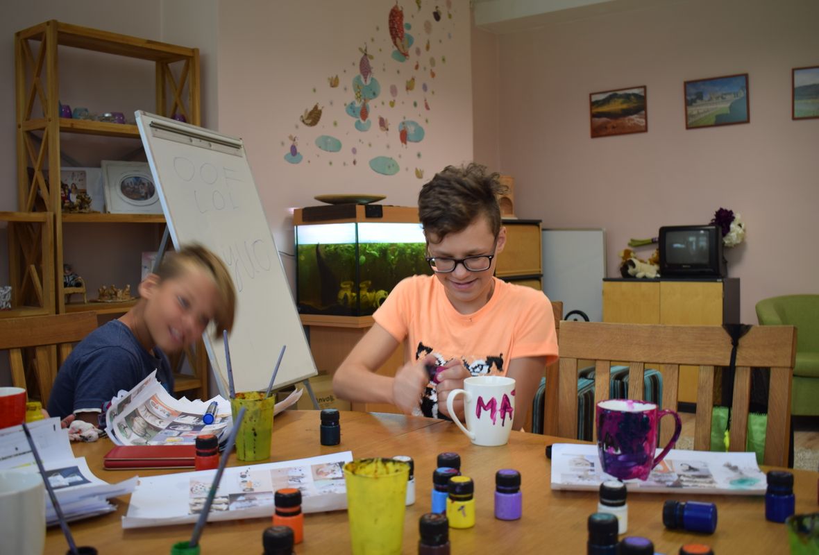 2019 08 20 Viršglazūrinis piešimas ant arbatos puodelių
