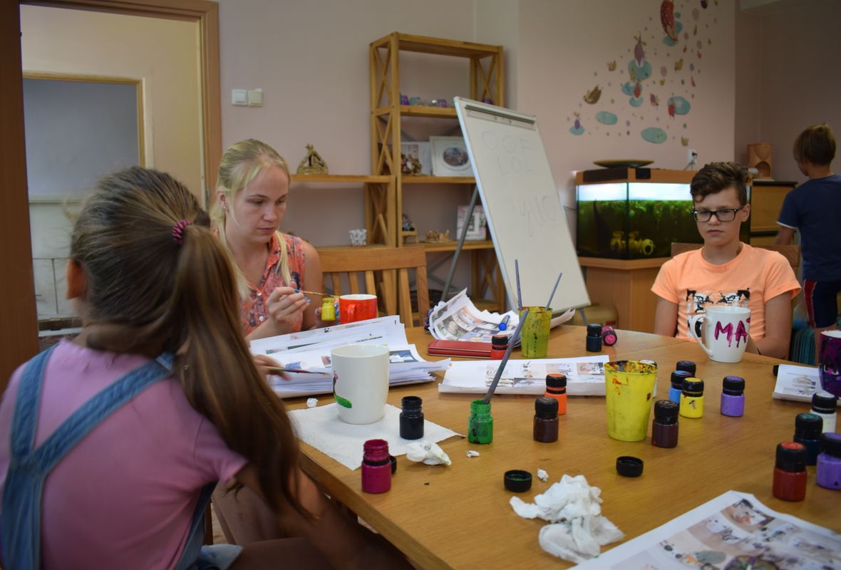 2019 08 20 Viršglazūrinis piešimas ant arbatos puodelių