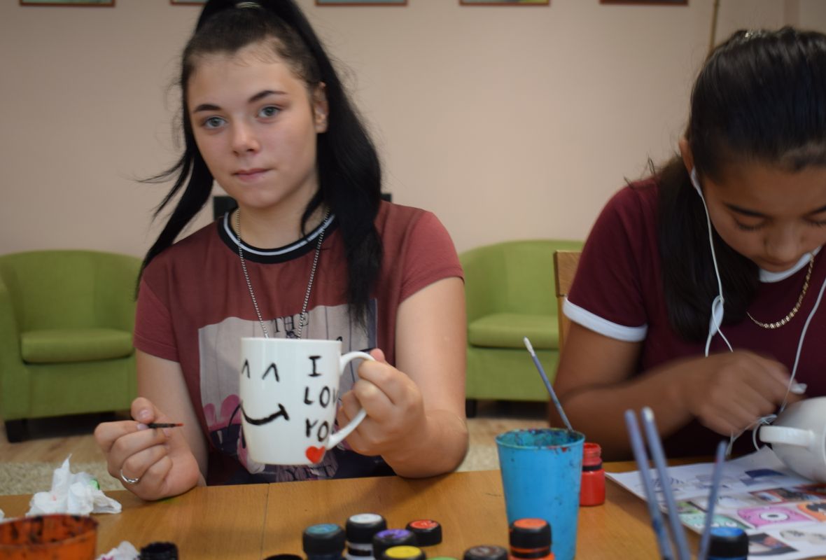 2019 08 20 Viršglazūrinis piešimas ant arbatos puodelių