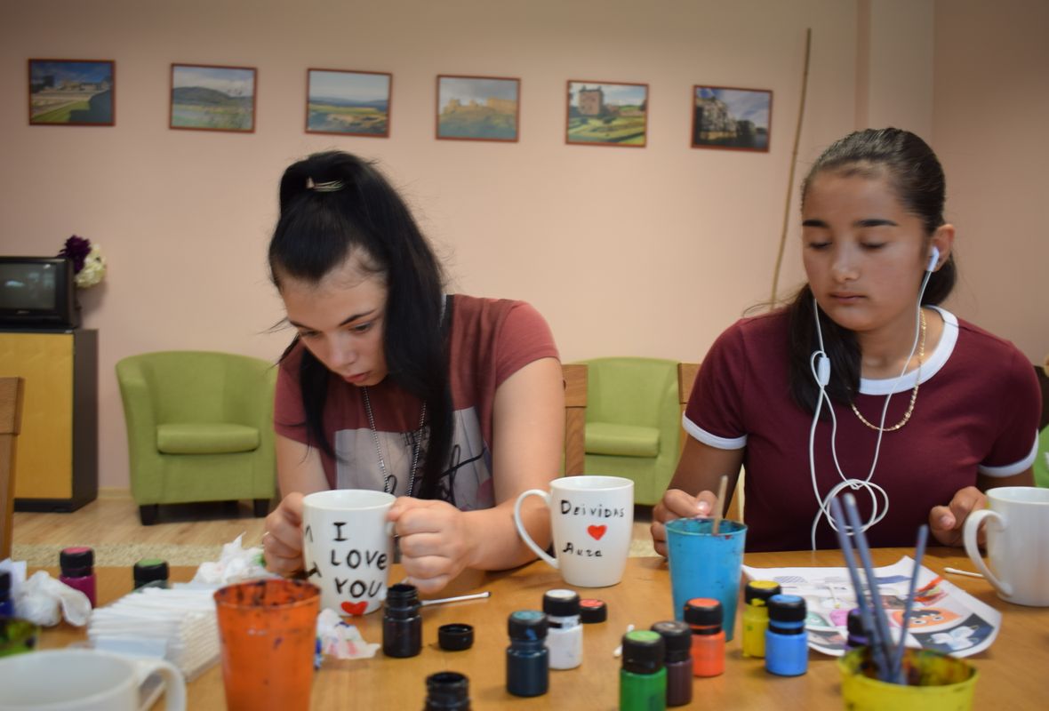 2019 08 20 Viršglazūrinis piešimas ant arbatos puodelių