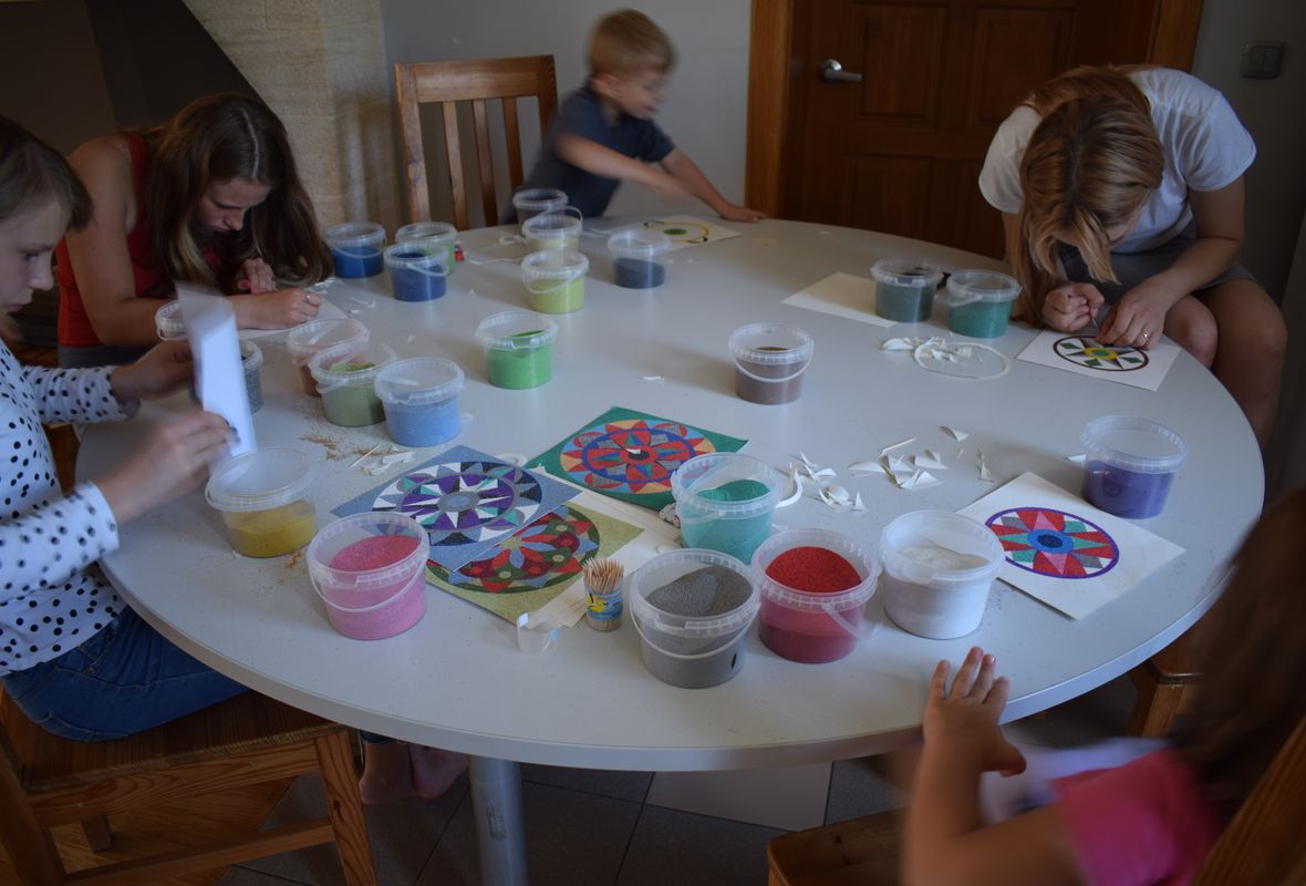 2019 08 27 spalvoto smėlio mandala 