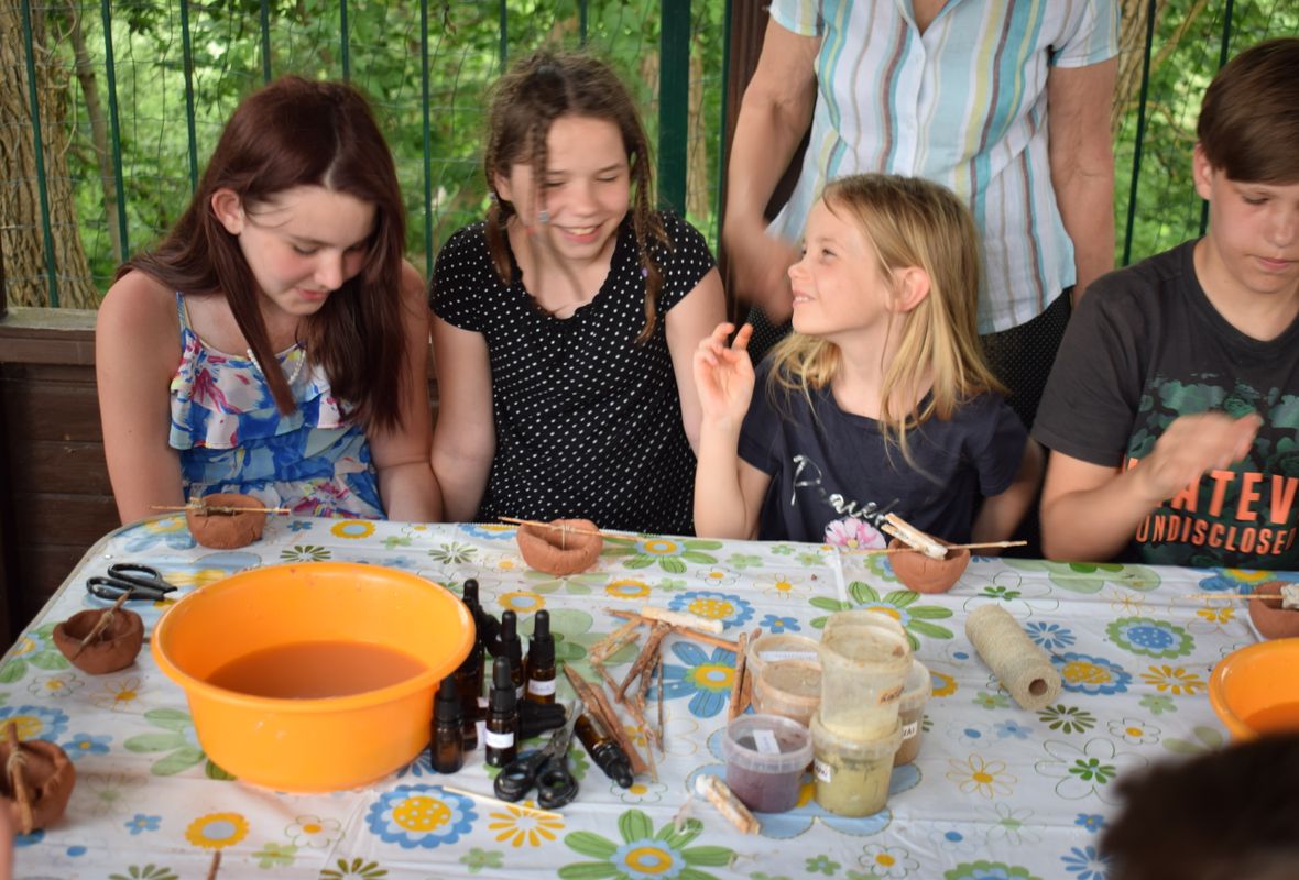 2020 06 19 Sojų vaško žvakės moliniame indelyje