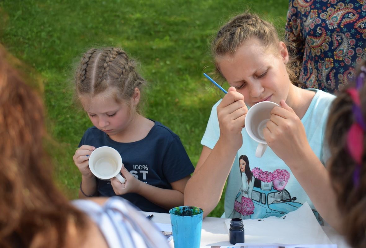 2020 07 03 Viršglazūrinis piešimas ant puodelių 