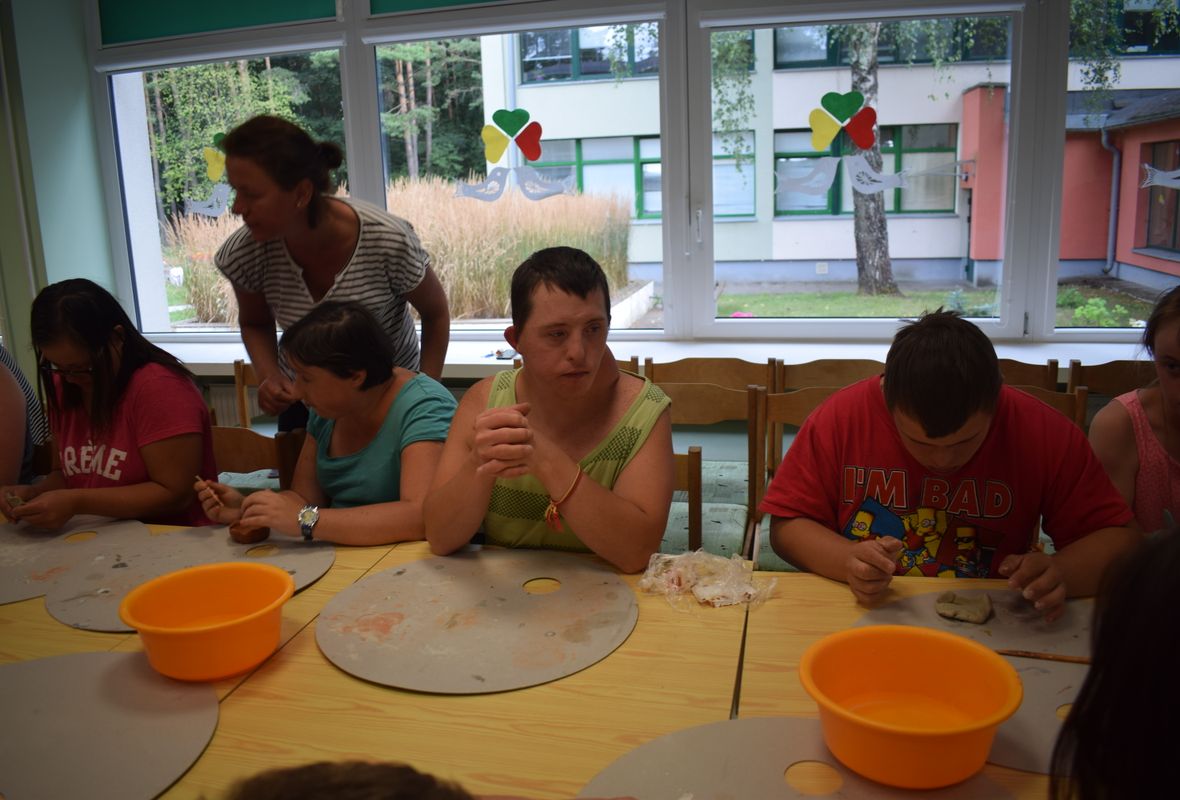 2020 08 14 Sojų vaško žvakės moliniame indelyje 