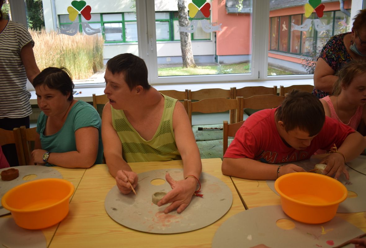 2020 08 14 Sojų vaško žvakės moliniame indelyje 