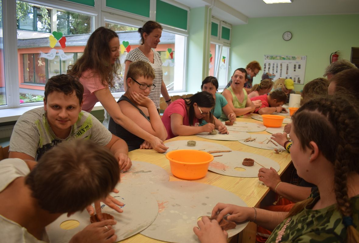 2020 08 14 Sojų vaško žvakės moliniame indelyje 