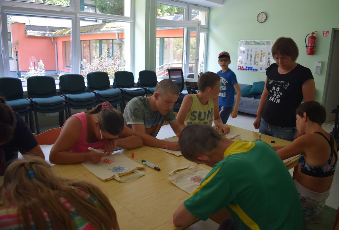 2023 06 26 Medvilninio pirkiniu krepselio dekoravimas Vilniaus Lakstingalus namai 3