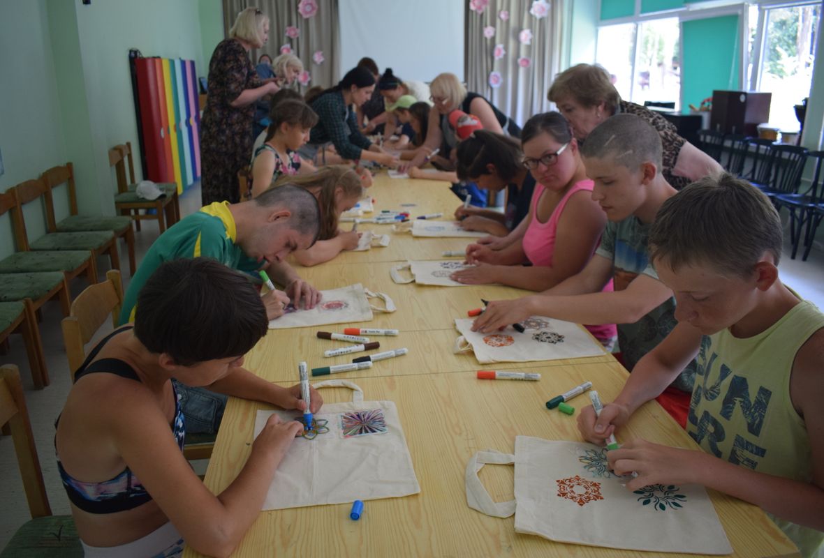 2023 06 26 Medvilninio pirkiniu krepselio dekoravimas Vilniaus Lakstingalus namai 4