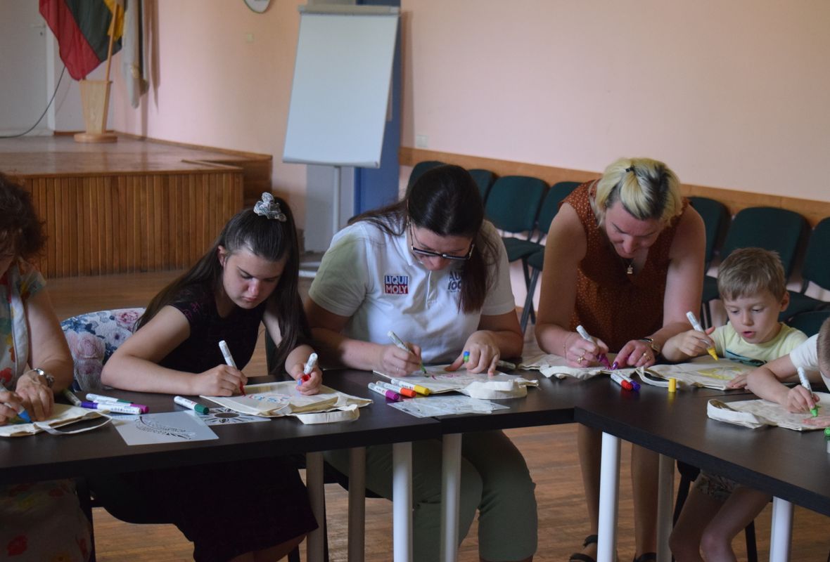 2023 07 17 Medvilninio pirkiniu krepselio dekoravimas Verkiu mokykla daugiafunkcis centras 3