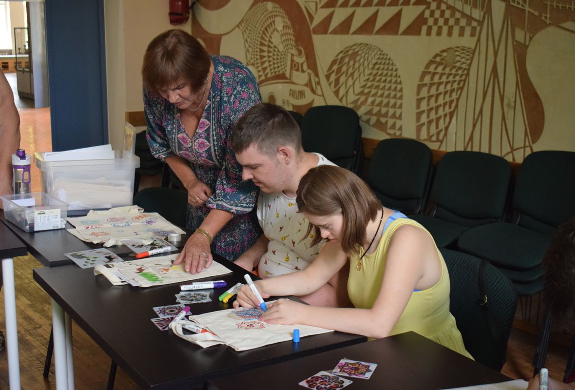 2023 07 17 Medvilninio pirkiniu krepselio dekoravimas Verkiu mokykla daugiafunkcis centras 8